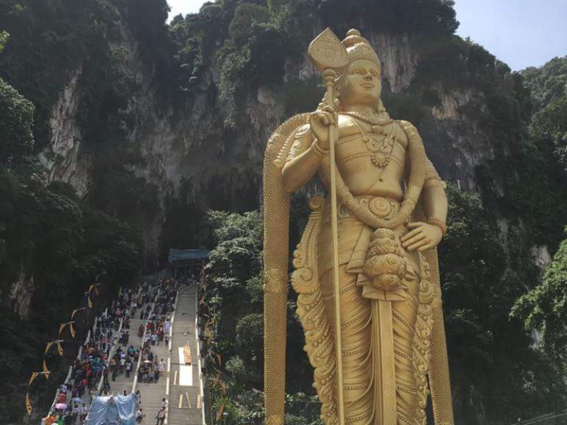 黄金に輝く巨大な像があるBatu Caves(バトゥケイブ） 【マレーシア】