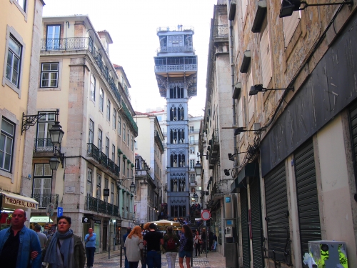 サンタ ジュスタのエレベーター カルモ教会の鳥を見るポルトガル リスボン街並み遺跡します の写真素材 画像素材 Image 18805212