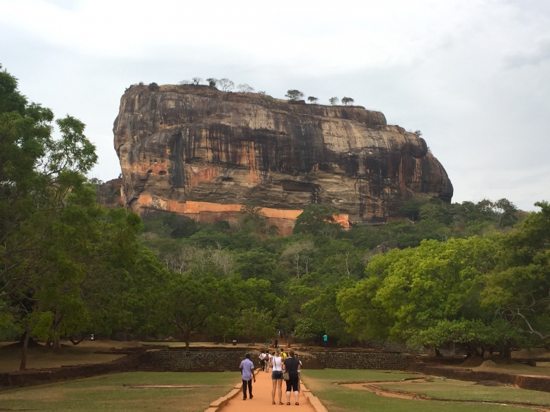 ジャングルの中にそびえ立つ巨大な岩の上には 天空の城があった 感動の世界遺産 スリランカ シーギリヤロック