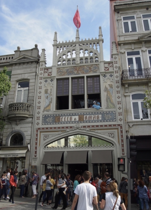 ハリポタ の世界観 世界で最も美しい本屋 ポルトガルの レロ書店