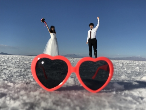 ウユニ塩湖】トリック写真・ウェディングフォトに必須の小道具