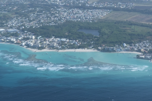 カリブの島はどこがいい 陽気レゲエでちょっぴり危険な バルバドス どこまでも静かな アンティグア 2ページ目