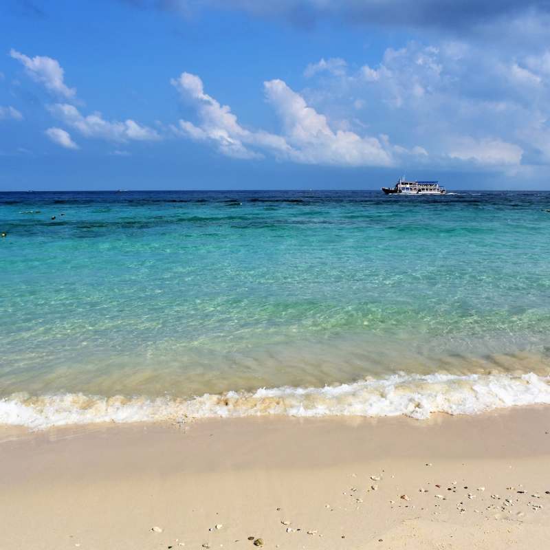 タイ】パタヤビーチからすぐ！透き通る海のラン島でビーチを満喫