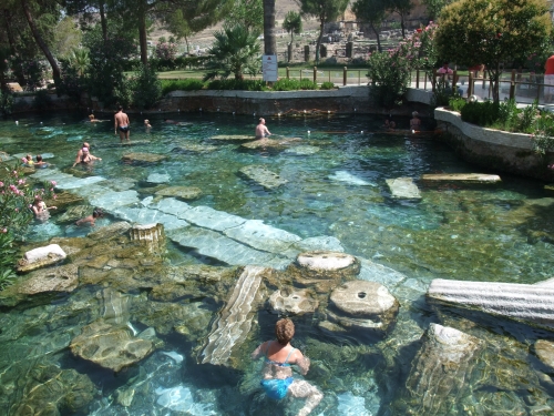 奇跡の白い大地に遺跡と温泉 トルコ パムッカレをじっくり楽しもう