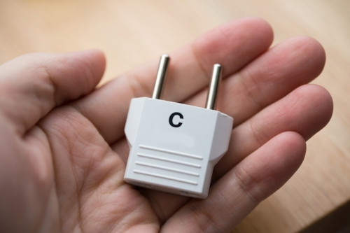 日本と異なるロシアのコンセント プラグ 電圧を解説 変圧器は必要