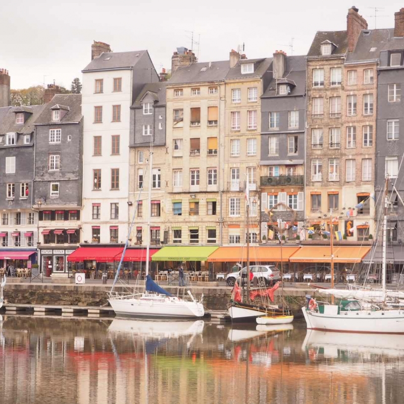 まるで絵画の世界！フランス・ノルマンディ地方の港町、オンフルール