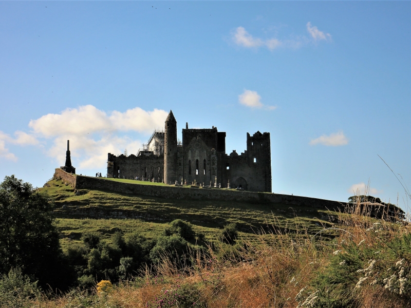  iPad 3 の背面シェルの写真は、物理的な小さな変更とバッテリーの大型化を示唆しています