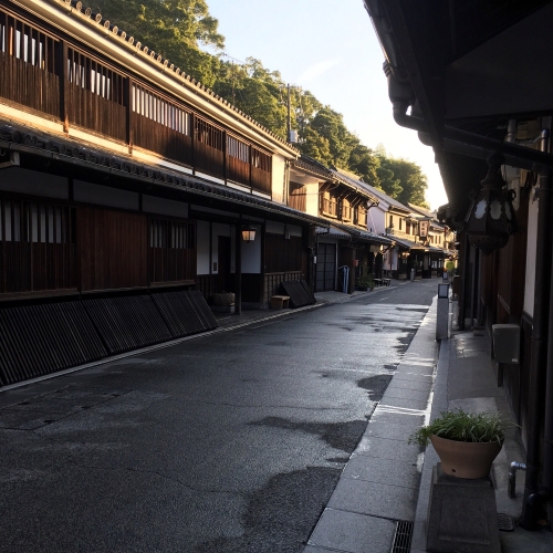 歴史的な街並みの風景 1200px-