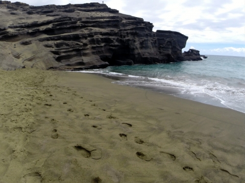 緑の宝石が敷き詰められたハワイ島の秘境・グリーンサンドビーチで遊ぶ！！