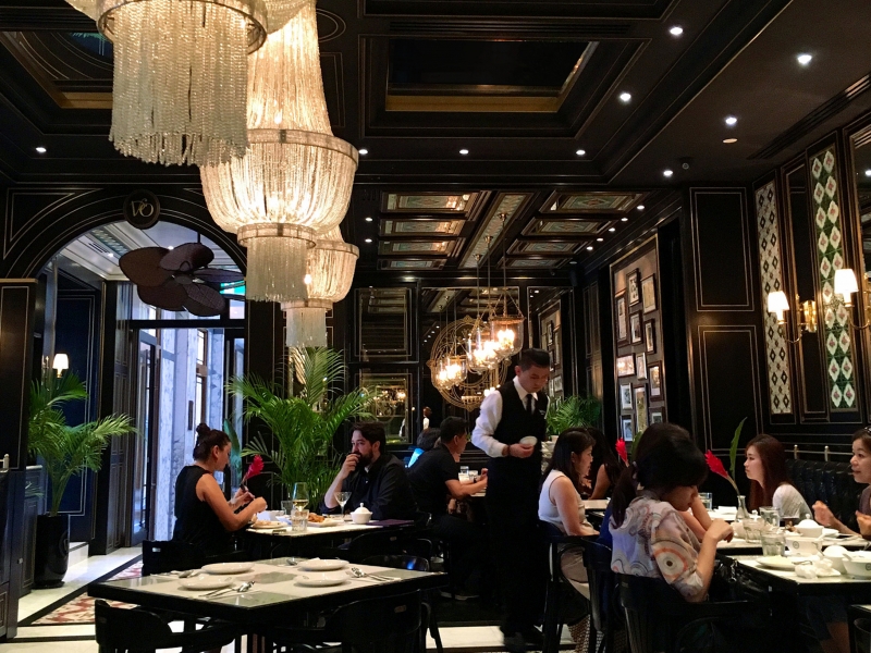 シンガポールのローカル料理をバイオレット オンのおしゃれで優雅なレストランで