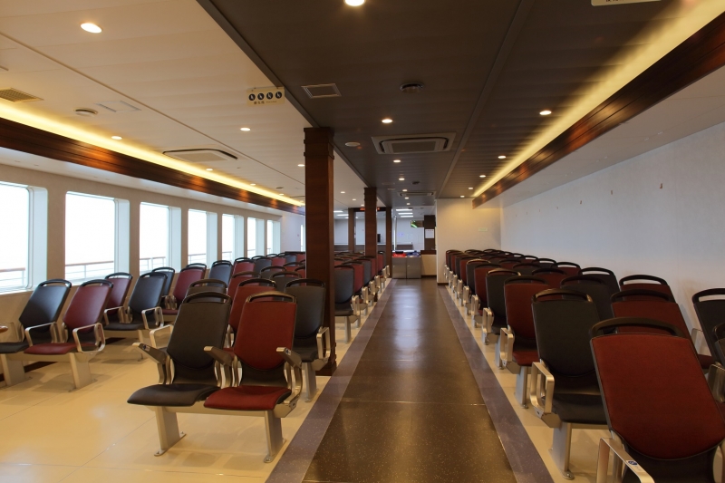 好みで選ぼう！料金、時間、あれこれ比較！佐渡汽船の船旅の写真（2等船室・イス席）