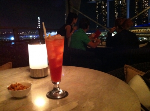 シンガポールのおすすめ夜景バー5選 ルーフトップや天空から絶景を楽しもう