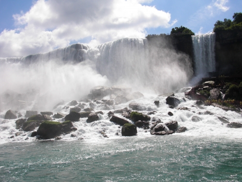 これは痺れる ナイアガラの滝を下から見上げる Hornblower Niagara Cruises