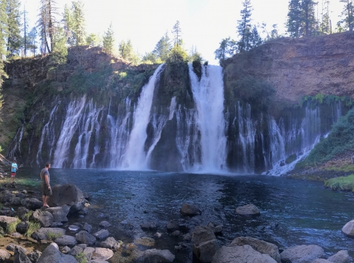 アメリカ クリスタルガイザーの源泉 世界7大聖山 シャスタ山 の魅力スポット