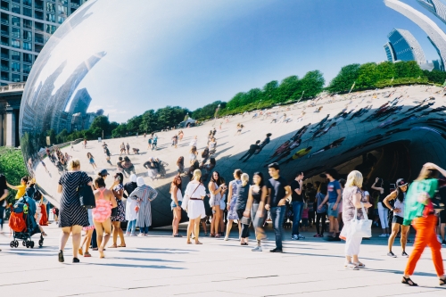 シカゴ 街中の公園で寛いで はしゃいで 驚いて