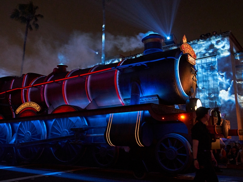 Usj ナイトパレードで圧巻のハリウッド空間に飲み込まれよう