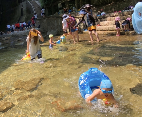 新神戸駅 新幹線の真下を流れる 生田川 で大人も子供も楽しく水遊び