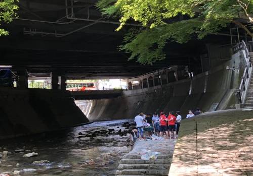 新神戸駅 新幹線の真下を流れる 生田川 で大人も子供も楽しく水遊び