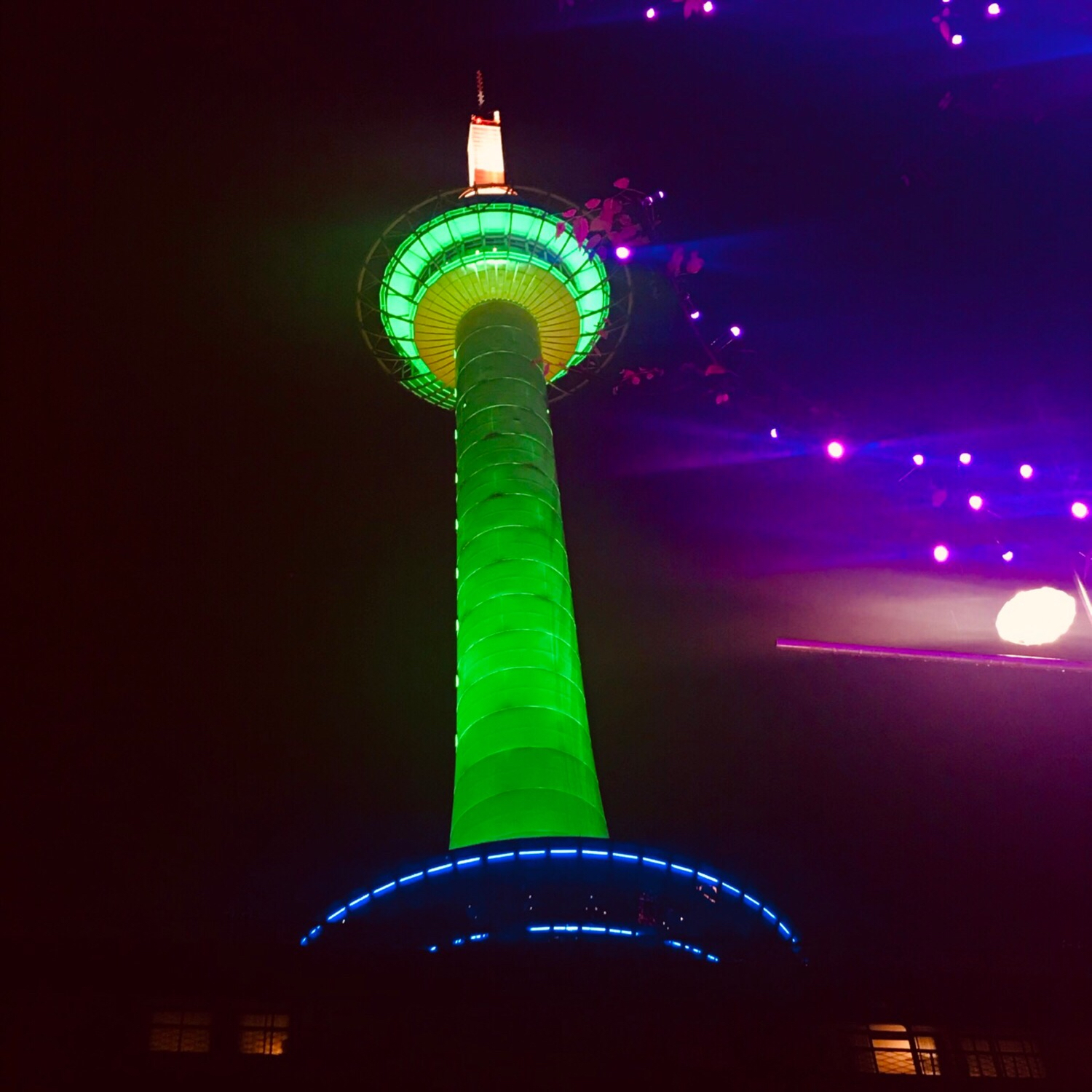 京都タワーの写真（京都タワーライトアップ緑バージョン。周囲も何となくライトア...） ｜ トリップノート