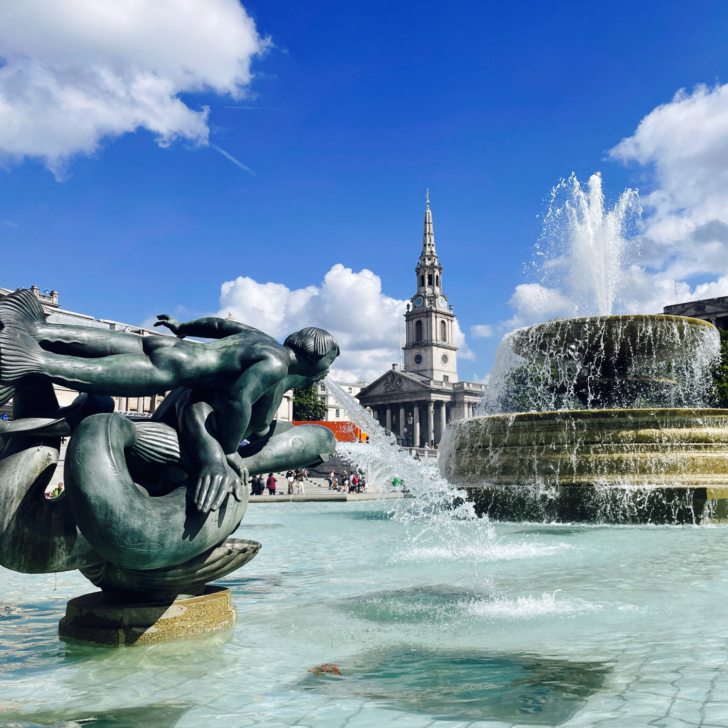 トラファルガー広場の写真(トラファルガー広場→2枚目噴水の後ろの建物はナショナルギャ...) | トリップノート