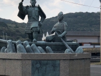 平家盛と藤原久通の像