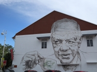 イポー ウォールアートNo.1 コーヒーカップをもつ老人