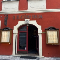 U zlatého hada 黄金蛇の家